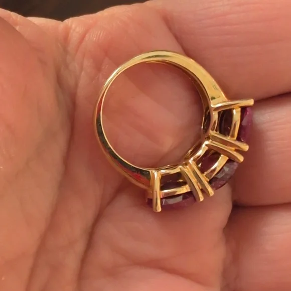 Elegant Gold and Red Gemstone Ring - Picture 5 of 8